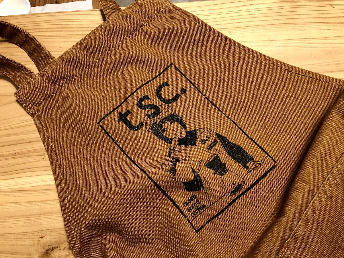 コーヒー屋さんで使うエプロン届きました。
胸元に今回のビジュアルのプリント入ってます
綿100%のワークエプロン生地も12ozと分厚くリッチな仕上がりです。
シルエットもキャメルの色も良い感じ◎

あまり数はありませんが来週のイベントから持っていきます。よろしくお願い致します! 
