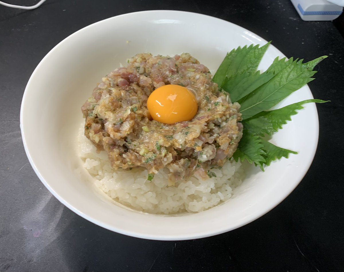 kendocooking's tweet photo. いいハマチが釣れたので、アラからねぎとった身でブリのなめろう丼

命をいただく以上、内臓と骨以外は全て喰らいます
魚食べてる！えらい！健康！ https://t.co/6dDNhqIPfi