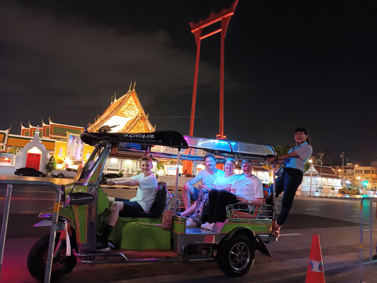 expique's tweet image. Looks like this family enjoyed our Bangkok Night Lights Tuk Tuk Tour. 🛺

And a big thanks to Guide Nun and Driver Sombat for taking these photos. 📷🙏

#bangkoktuktuktour #amazingthailand #nighttour