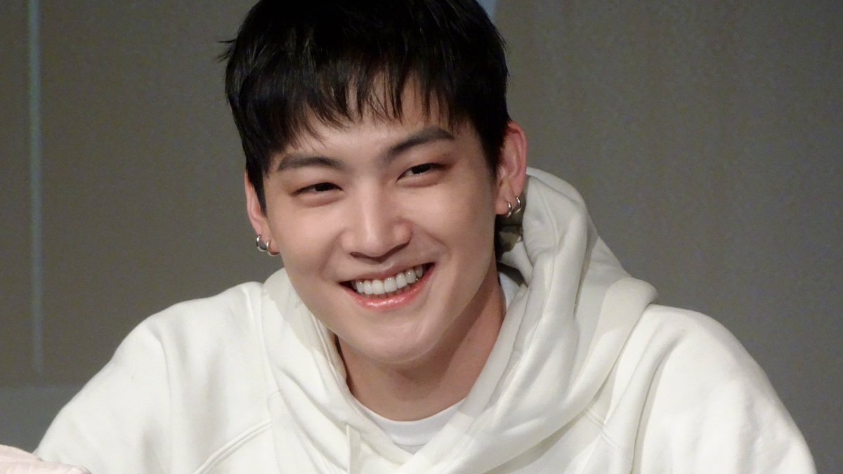 nyoungscnvs's tweet photo. he is always smiling when he sees the fans🥺 https://t.co/vIjP8dMe0z