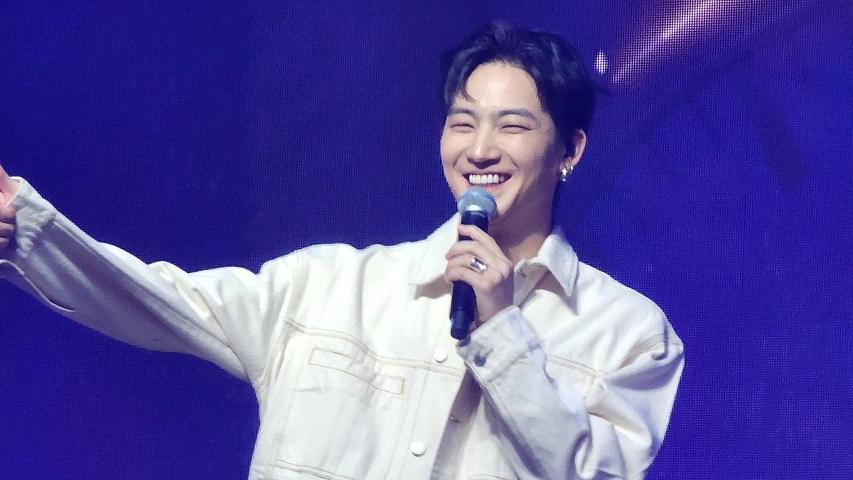 nyoungscnvs's tweet photo. he is always smiling when he sees the fans🥺 https://t.co/vIjP8dMe0z