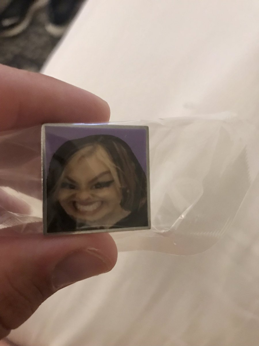 Goofse_'s tweet image. Also met @nmplol and @malenatudi and malena gave me this 100% not edited pin LUL. All these streamers I met today were super nice and I hope I meet some more tomorrow too.