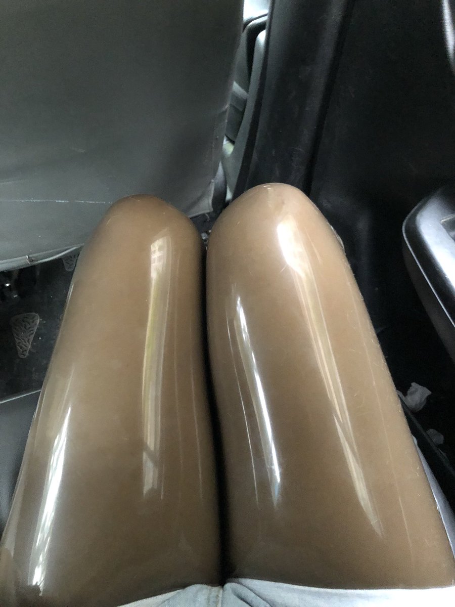啊~没什么能发的~也不是没活儿，有活儿没时间整，最后一件能穿的胶也坏掉送回去修了~只有火腿肠能看了~上面甚至还有猫毛