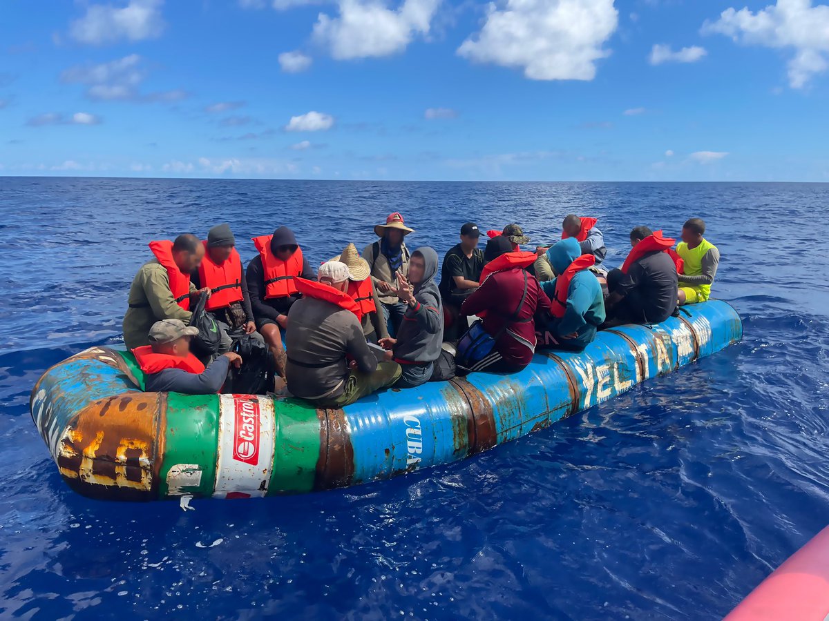14ymedio's tweet photo. La Guardia Costera de EE UU #intercepta cinco embarcaciones con #cubanos en 48 horas👉En el año fiscal 2022, que recién concluyó el 1 de octubre, fueron detenidos 6.182 al intentar llegar por mar a EE UU https://t.co/pQbDjoHkOO https://t.co/n6ZWa1r8QQ