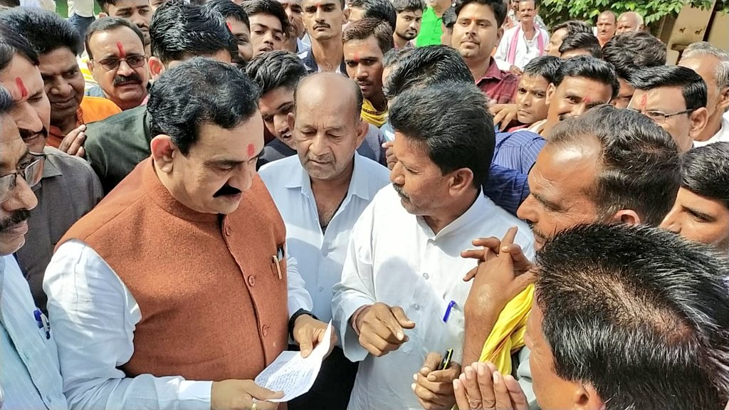 आज सुबह दतिया निवास पर स्थानीय नागरिकों से मेल-मुलाकात कर उनकी समस्याओं को सुना और यथासंभव निराकरण किया।