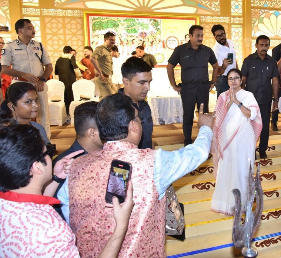 Anjita97's tweet image. Glimpse of road show by Noapara Dadabhai Sangha at Red Road Kolkata

Many many thanks to our beloved didi @MamataOfficial for hosting such a grand event glorifying the greatest ever festival #DurgaPuja 
বাংলা এখন বিশ্বের দরবারে 

#UNESCO #IntangibleAsset #durgapujacarnival2022