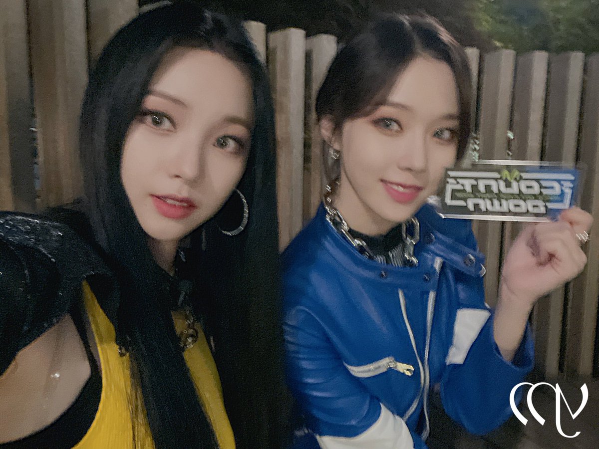 aen4mo's tweet photo. dos señoras tomándose selfies para que quede recuerdo que en el #𝑆usuৎ୭𝑓estival sí aceptaron a gente lgbt ♡🌈 un paso más para la única hetere con derechos en este mundo, we love u sm! #ιnourdrᥱams la virginiana juega genshin como nosotras.

𝑙ove &amp; 𝑙ive ✭ #𝑘azu + #𝑣enti https://t.co/I77rqLXCiH