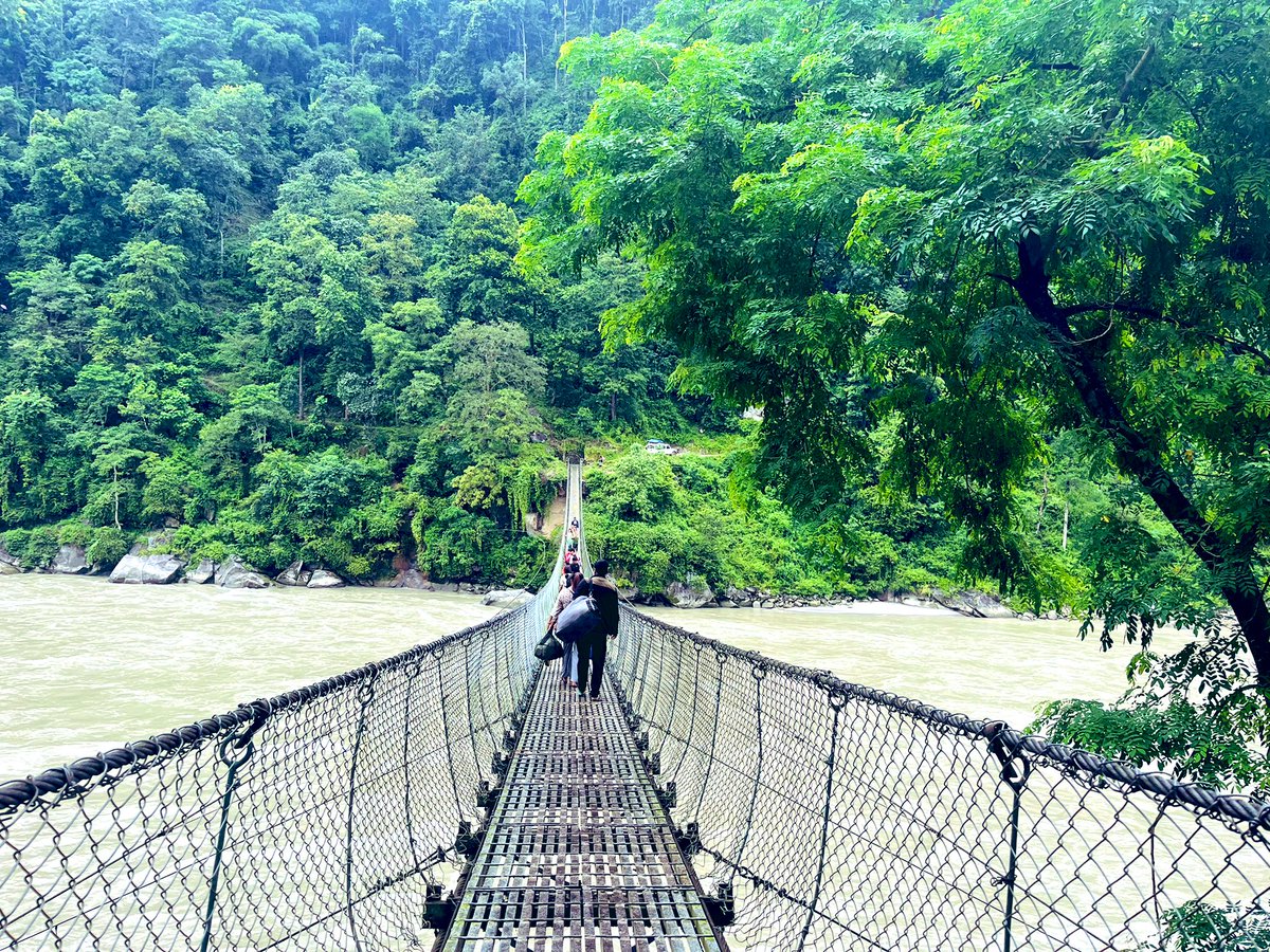 NituGhaley's tweet photo. We have just suspension bridges at Arun river to link Sankhuwasabha and Bhojpur. Having no motorable bridge causing many problems in emergency. A middle age woman died in Dashsin from stroke.Reaching health care centers are not easy .@PM_nepal_
#nofundamentalrights
#Needbridge https://t.co/ff5wO0GRay