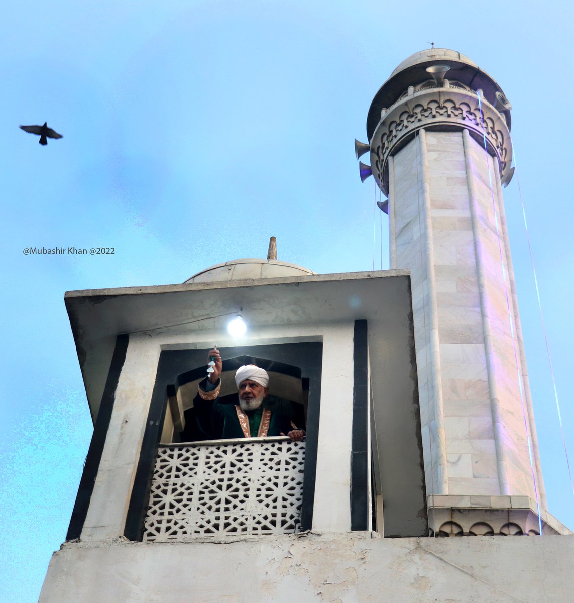mubashirkhan07's tweet photo. Kashmiri devotees seen offering prayers on the occasion of Eid-e-Milad, the birth anniversary of the Prophet Muhammad (PBUH) at Dargah Hazratbal in Srinagar #Kashmir https://t.co/8bqmbdZTQa