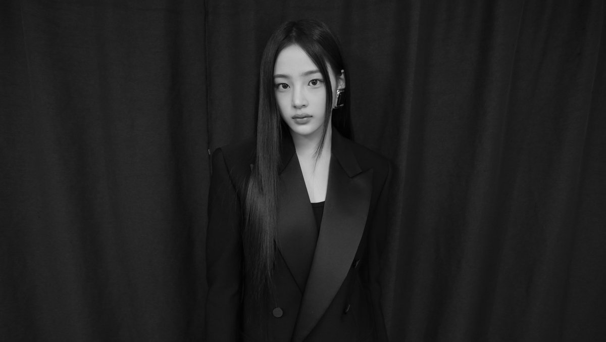 miinnji's tweet photo. Little woman brought her little black suit onto a resounding display of loveliness. 💋 https://t.co/Z529qyyOKb