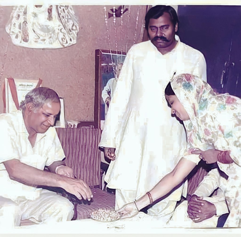 दलितों, पिछड़ों और कमेरों के मसीहा मान्यवर कांशीराम जी की पुण्यतिथि पर विनम्र श्रद्धांजलि।
आज भी वो दौर मेरी आँखों के सामने स्थिर है जब सामाजिक न्याय का आंदोलन अपने पैर पसार रहा था और हमें उस लड़ाई के एक योद्धा होने की जिम्मेदारी मिली थी.