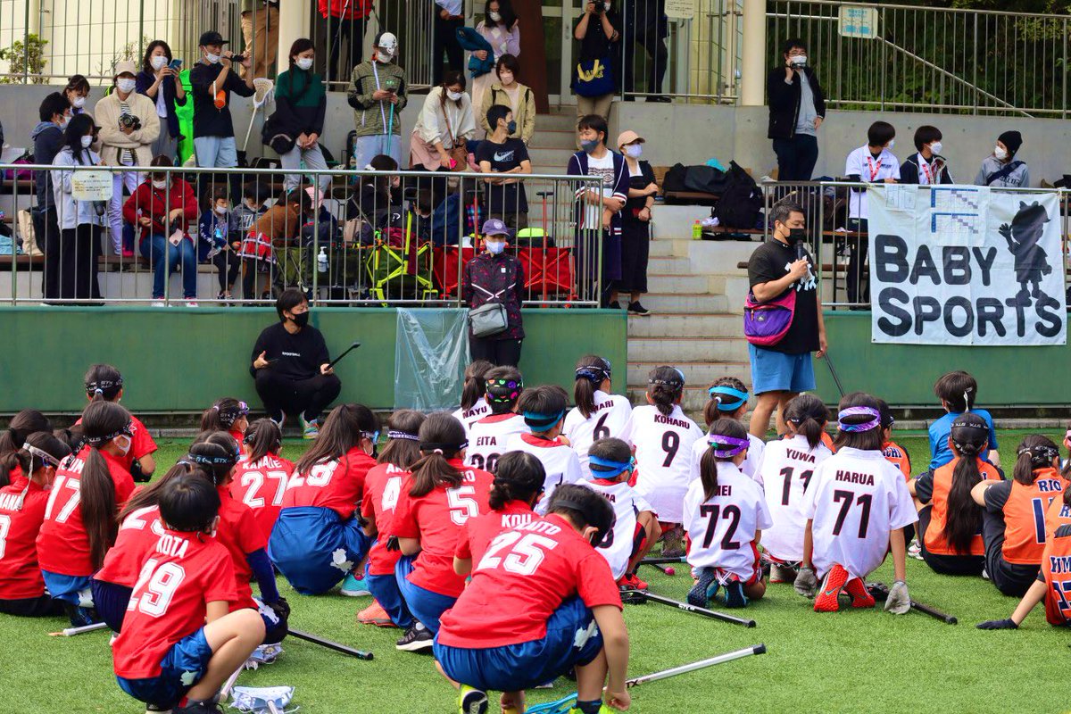 BABYSPORTS_'s tweet photo. 昨日はBABYLAX（ベイビーラックス）こと、ベビラク主催のトレーニングマッチを開催。
こどもの国サッカー場に90名の子どもと100名を超えるご父兄に集まってもらえました！
改めてご協力ありがとうございました！
緊張感のある公式戦とは異なり、めっちゃカジュアルにラクロスを楽しむコンセプト。 https://t.co/fGj12A7pDh
