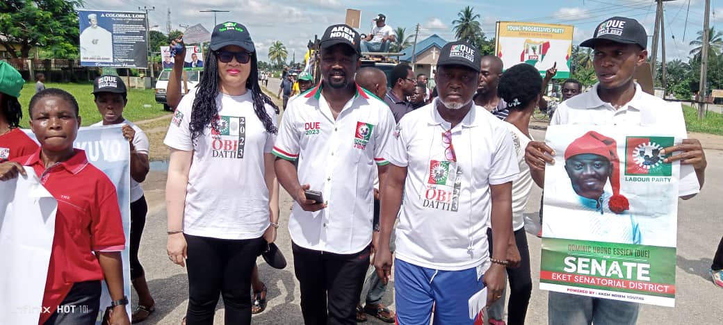 eloviv's tweet photo. Take Back Naija Homecell members at yesterday's ObiDatti Street Walk at Esit Eket Local Government, Akwa Ibom State.
I, Vivian Okonkwo, the TakeBackNaija Homecell Outreach Co-ordinator Akwa Ibom with Dominic Ubong Essien, the aspiring LP Senatorial Candidate Eket Senatorial. https://t.co/UaUiaefYqb