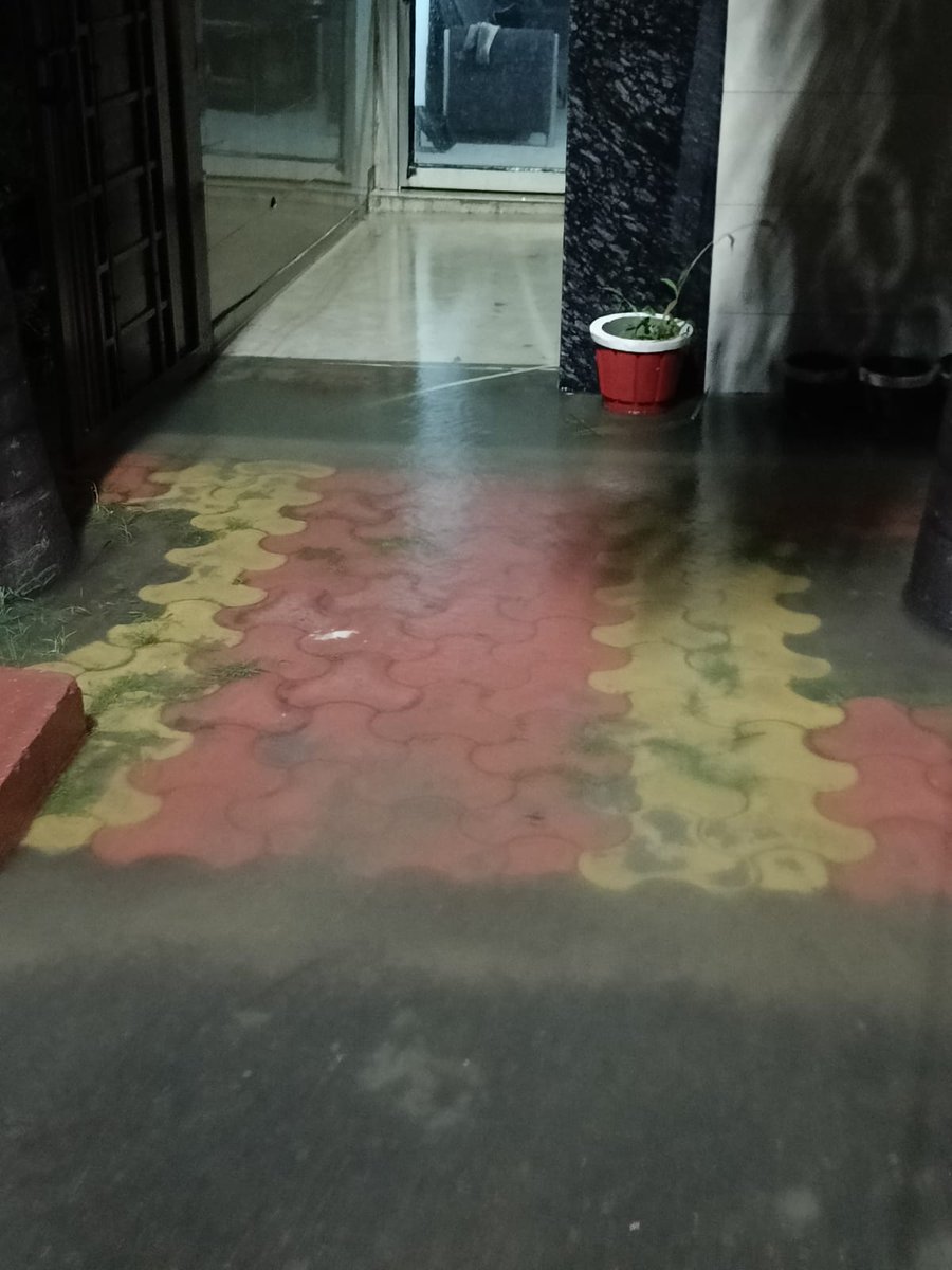 AdvParas_Noida's tweet photo. सेक्टर -99, मे कल बारिश की वजह से पानी  घरों मे घुस गया,(कारण: नालिया जाम पड़ी है।) ए- 1/99 का काम पिछले 2 साल से बंद है जिसकी वजह से नालिया जाम पड़ी है। काफी बार मकान मालिक से बात करने पर भी नाली साफ नही कराई गयी।@noida_authority ने भी 2 साल से नालियों की सफाई नही कराई।@CeoNoida https://t.co/6KYJ9YobXt