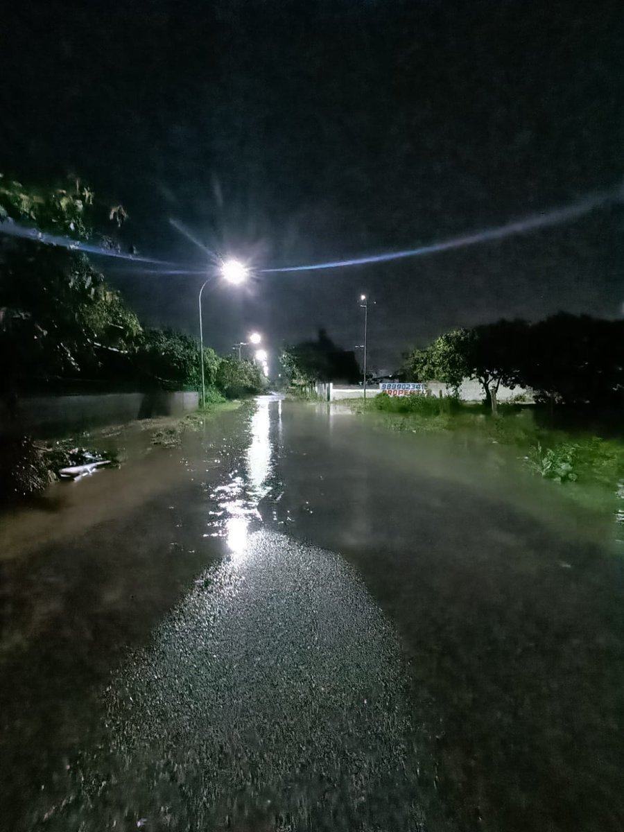 AdvParas_Noida's tweet photo. सेक्टर -99, मे कल बारिश की वजह से पानी  घरों मे घुस गया,(कारण: नालिया जाम पड़ी है।) ए- 1/99 का काम पिछले 2 साल से बंद है जिसकी वजह से नालिया जाम पड़ी है। काफी बार मकान मालिक से बात करने पर भी नाली साफ नही कराई गयी।@noida_authority ने भी 2 साल से नालियों की सफाई नही कराई।@CeoNoida https://t.co/6KYJ9YobXt