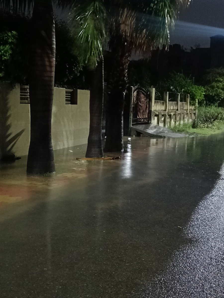 AdvParas_Noida's tweet photo. सेक्टर -99, मे कल बारिश की वजह से पानी  घरों मे घुस गया,(कारण: नालिया जाम पड़ी है।) ए- 1/99 का काम पिछले 2 साल से बंद है जिसकी वजह से नालिया जाम पड़ी है। काफी बार मकान मालिक से बात करने पर भी नाली साफ नही कराई गयी।@noida_authority ने भी 2 साल से नालियों की सफाई नही कराई।@CeoNoida https://t.co/6KYJ9YobXt