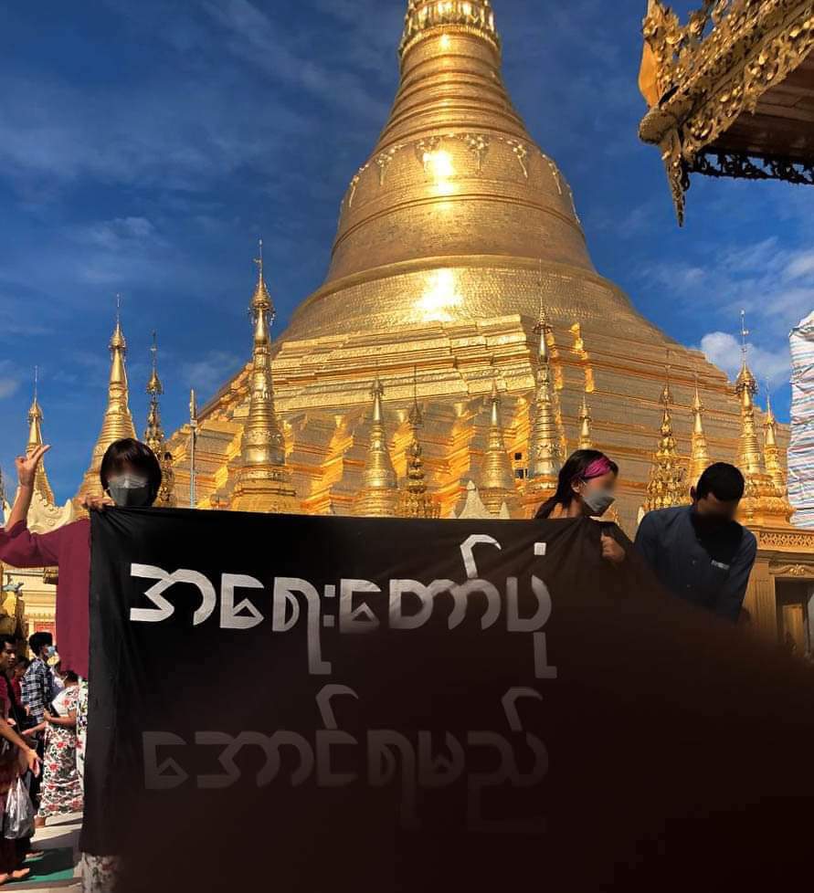Yangon, Burma
Oct 9, 2022

"Revolution Must Prevail"

Brave work of our alliance Yangon Revolution Force- YRF protest on famous Shwedagon Pagoda on Full Moon Day of Thindigyut.

#WhatsHappeningInMyanmar 
#RevoluntionaryThadingyut