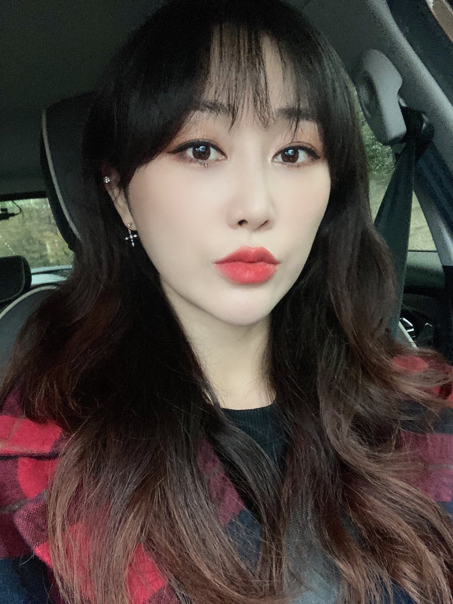 iceblue921's tweet photo. 나는 백만년만에 펌을 했고 오늘은 비가 오고 웹툰 페어 놀러간다. https://t.co/RXiQPjuEgC