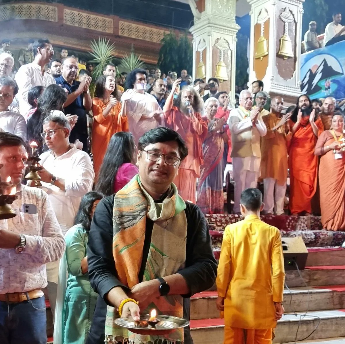 deepakfolk1's tweet photo. यादगार साम नारी संसद परमार्थ निकेतन लोक गंगा महोत्सव ऋषिकेश हरिद्वार में🙏
श्रीमती आनंदी बेन पटेल ,राज्यपाल ,उत्तर प्रदेश और
केरल के राज्यपाल श्री आरिफ मोहम्मद खान जी के सानिध्य के साथ  पूज्य चिदानंद सरस्वती जी महाराज जी  कार्यक्रम के संयोजक  का आभार।  🙏🌷 https://t.co/O0rUvpd2ro