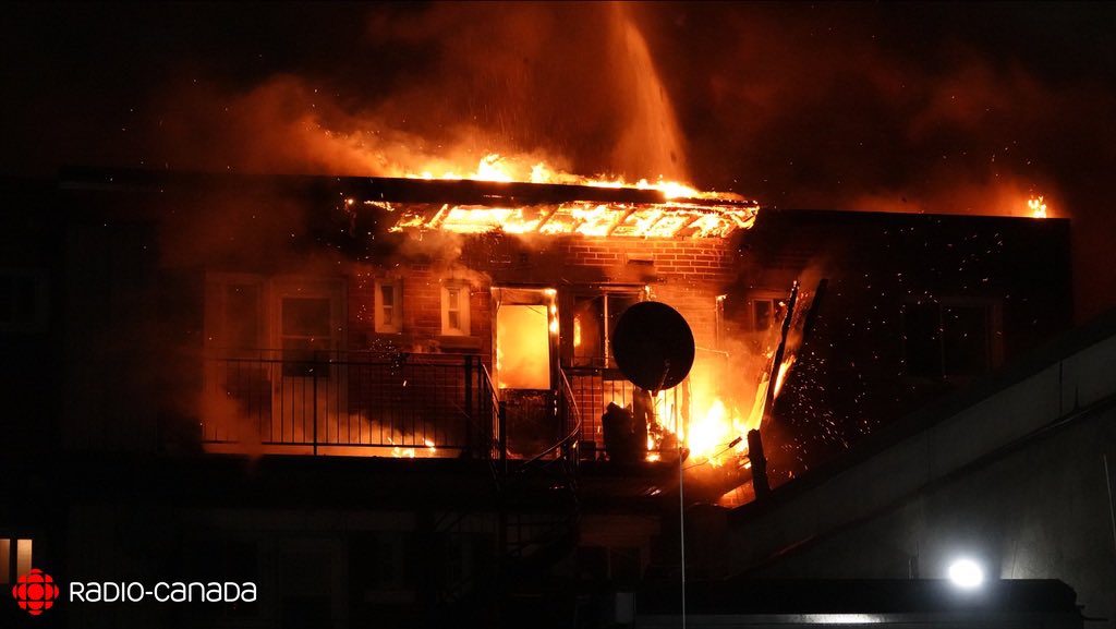 EN COURS | incendie troisième alarme. 19e avenue près de Crémazie  dans Saint-Michel. Secteur à éviter. #rcmtl