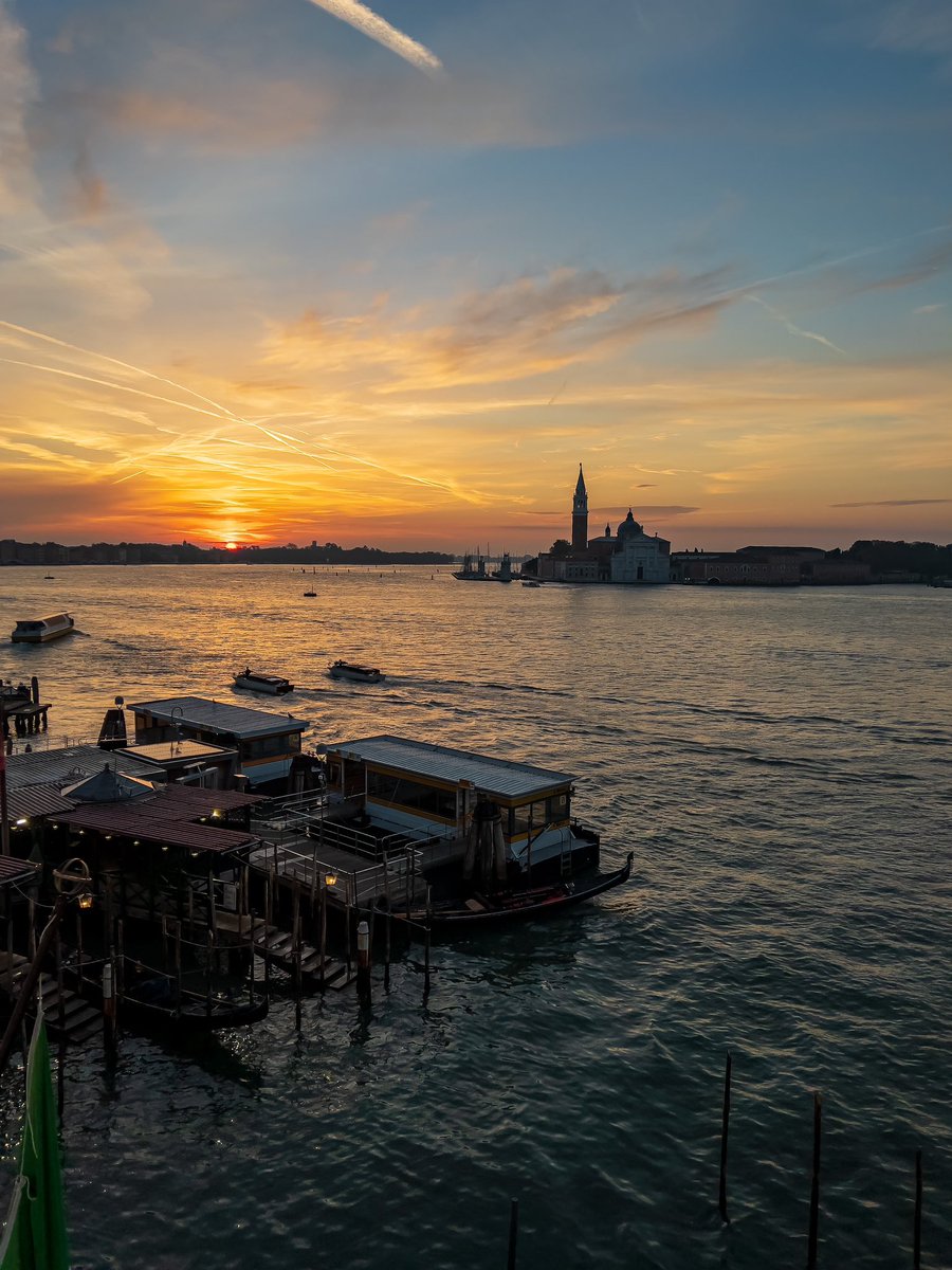 Psi50's tweet image. Venice sunrise. The air quality is poor, sadly.