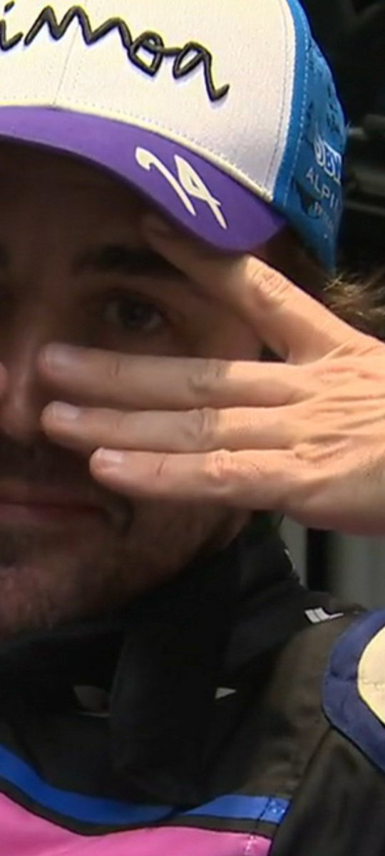 El ángulo que forma el dedo indice y el corazón es de 33 grados. Comprobadlo.