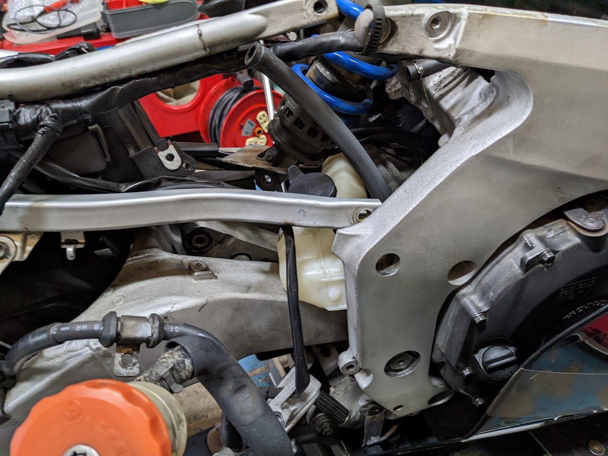 CBR250RR(MC22)のラジエターリザーブタンクの交換。 なんでこんな