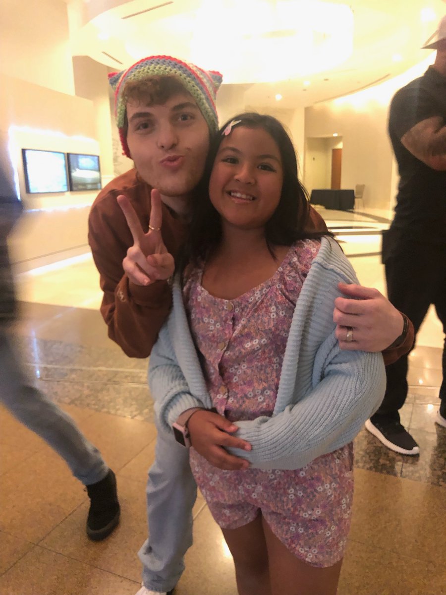 WafflePKMN's tweet photo. i’m crying 😭 where the heck was i at when my sister met Dream 😭 https://t.co/KeDhaN8eDX