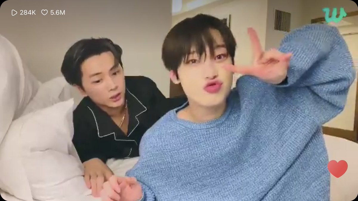 요즘너무붙어있어서 낯가렸는데   붙어있는와중에도 30분중에 20분이 이런상태여서 안심함