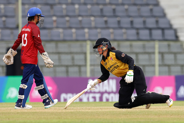 MalaysiaCricket's tweet photo. 🇲🇾 | Halfway stage
Malaysia 29-3 (10 overs)
Tough start to the chase as we lose Hunter, Julia and Elysa cheaply.
Captain Duraisingam still in the middle holding fort ✊🏻
🎯 87 needed off 60
Follow live: https://t.co/00YWHNhUhz
#AsiaCup2022 #MALvTHA #THAvMAL https://t.co/R7EBqHN1Xz