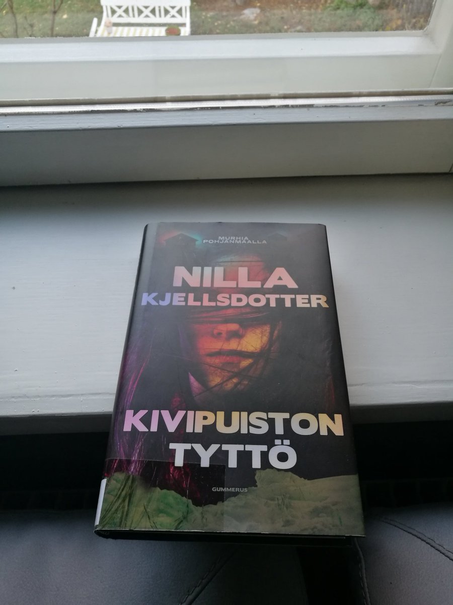 Minnkku's tweet photo. "Tuiskuava lumi muodosti valkoisen maan pinnalle suuria nietoksia."
Nilla Kjellsdotter Kivipuiston tyttö; suomentanut Anna Heroja.
Uusi sarja! Kotimainen dekkaridebyytti nappaa mukaansa.
#kirjanalku #NillaKjellsdotter #dekkarit #gummerus #murhiaPohjanmaalla #kirjatwitter #Vaasa https://t.co/OU8MOxRDRl