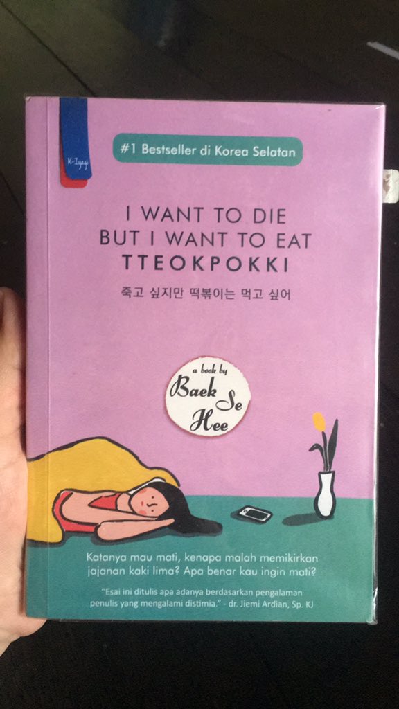 kpopnih's tweet photo. 🐋 halo ada yg army disini? Tau buku ini ga, buku yg pernah dbaca sama namjoon, aku preloved ini ada yg mau? Rep aja nanti aku dm buat harganya🥰 https://t.co/6AolekDIx9