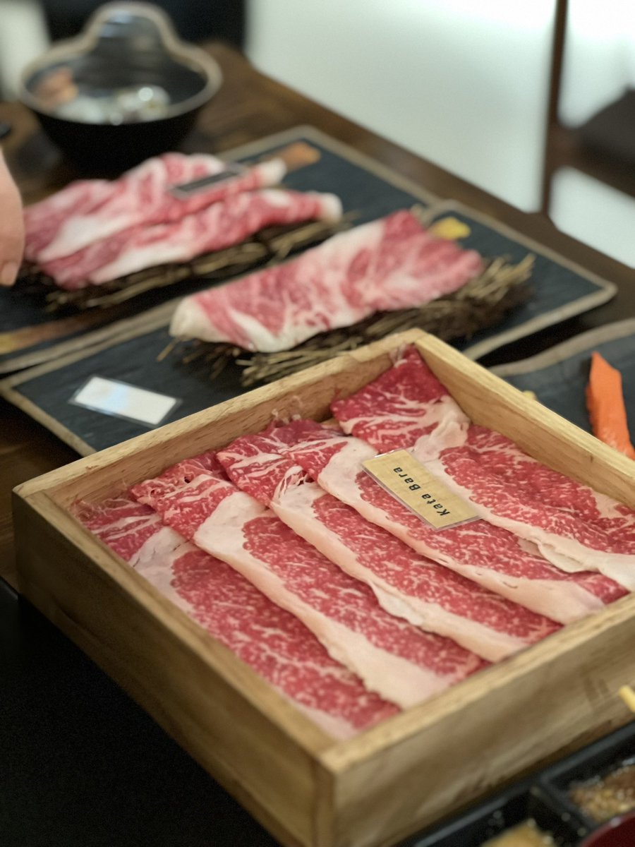 K81WF's tweet photo. 📍Shabu Moto Ari สายเนื้อห้ามพลาด เนื้อนุ่ม หอม ละมุน ละลายในปากไปเลยย อันนี้เป็นบุฟด้วยนะมีหลายราคา kagoshima wagyu คือละลายสุดดด น้ำสุกี้แบบคันไซหวานหน่อยๆอร่อยกำลังดี ปิดท้ายด้วยไอตืม Haagen-Dazs คุณภาพดีไปหมดด ไม่อวยเยอะอยากให้ไปลองงื้อ @aroii #อร่อยบอกต่อ 🥹🥩🥢✨ https://t.co/daK5FgWf2k