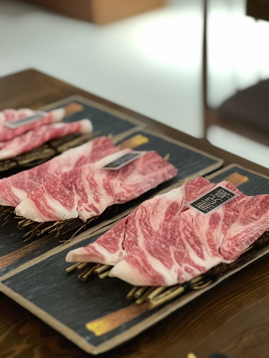 K81WF's tweet photo. 📍Shabu Moto Ari สายเนื้อห้ามพลาด เนื้อนุ่ม หอม ละมุน ละลายในปากไปเลยย อันนี้เป็นบุฟด้วยนะมีหลายราคา kagoshima wagyu คือละลายสุดดด น้ำสุกี้แบบคันไซหวานหน่อยๆอร่อยกำลังดี ปิดท้ายด้วยไอตืม Haagen-Dazs คุณภาพดีไปหมดด ไม่อวยเยอะอยากให้ไปลองงื้อ @aroii #อร่อยบอกต่อ 🥹🥩🥢✨ https://t.co/daK5FgWf2k