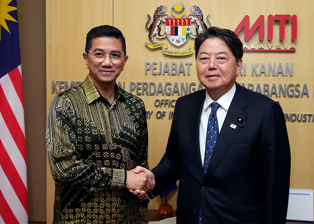 JPNAmbMalaysia's tweet photo. H.E. Mr. Hayashi had a meeting with YB Dato' Seri @AzminAli, Senior Minister and Minister of @MITIMalaysia. They discussed the future of the bilateral relations in respect to the economic development and investment opportunities for both countries 🇯🇵🇲🇾 on the occasion of #LEP40. https://t.co/YKLtzJy7b2