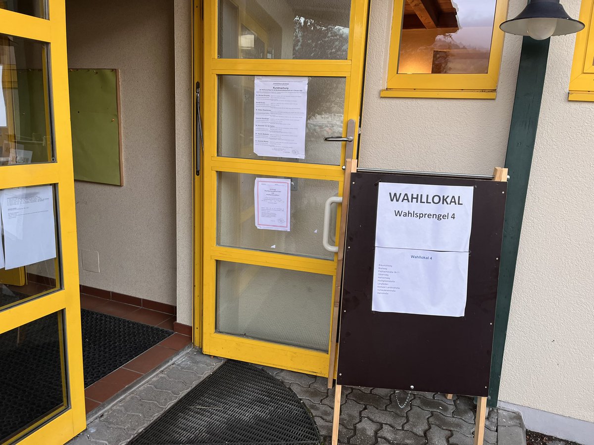 Heute wieder ab 7 im Wahllokal. Vielen Dank an allen BeisitzerInnen, Vertrauenspersonen und Wahlzeugen/innen, die eine ordnungsgemäße Wahl garantieren. Es kann nicht genug geschätzt werden. #wahlensindwichtig. #beifunk