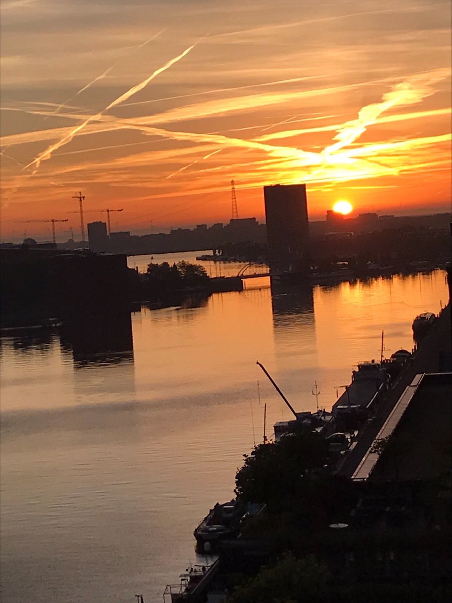 VivianeMeeren's tweet photo. #Sunrise #Javaeiland #Amsterdam #Goodmorning #Sun https://t.co/5oRiXiSgrt