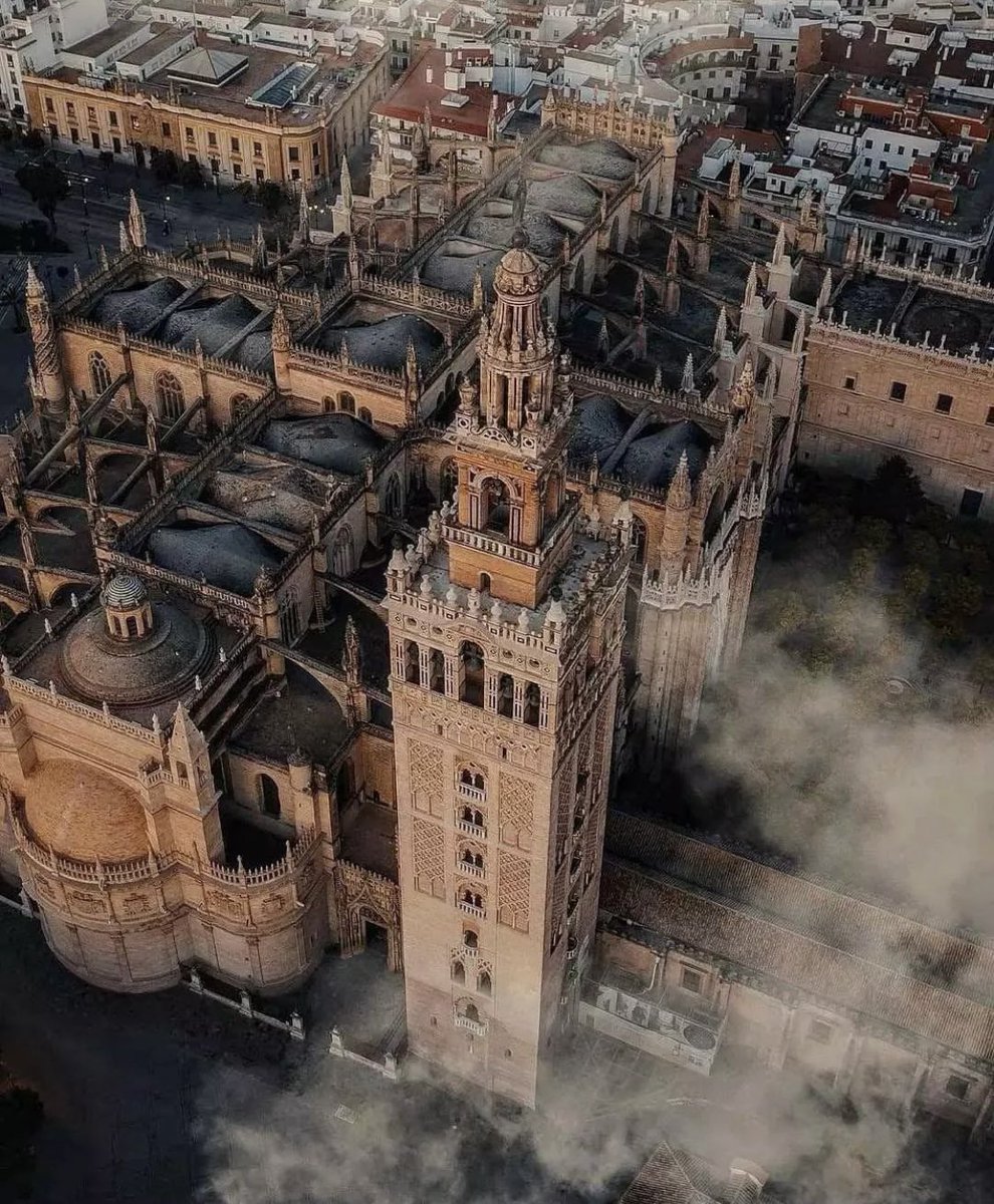 CherifianWinds's tweet photo. I find it funny that the largest Cathedral in the World was built by Moroccan Muslims. 

I find it even funnier that it uses one of our minarets as a bell tower. https://t.co/6cdFxCOTk0