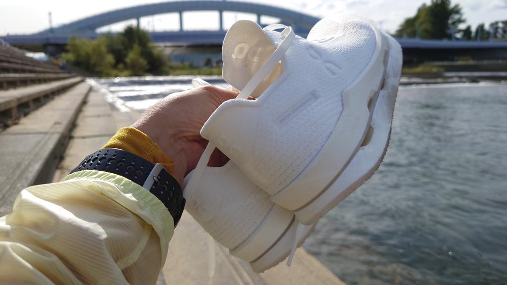 shibu_ken's tweet photo. 12kmラン終了〜
ウワサのサブスクで履く真っ白いヤツ #OnCloudneo が届いたので、さっそく。おもしろい時代だね。
#OnFriends https://t.co/wjPABhqGJ6
