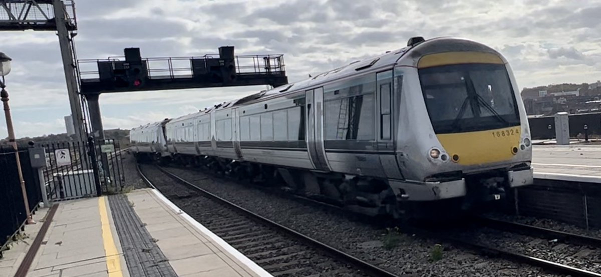 PlatformEdge1's tweet image. Mega trio 👏

168324 + 168323 + 168322 arriving into Birmingham Moor Street from London Marylebone #Class168 (Video later)