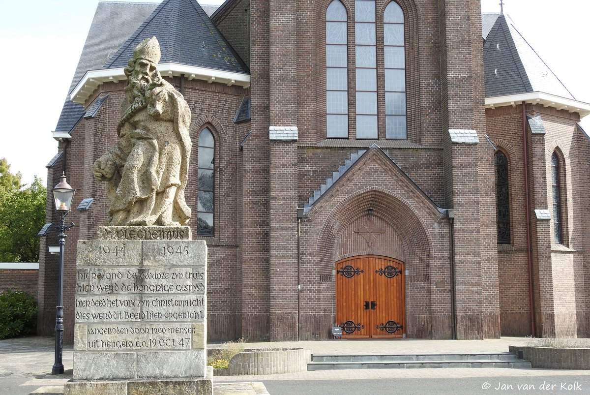 BekiekTwente's tweet photo. Oorlogsmonument met H. Plechelmus en beelden in de H. Plechelmuskerk in #Saasveld
#Soasel #Dinkelland #Twente #BekiekTwente https://t.co/88sCYsVMuK
