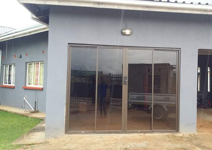 KingsClassicInt's tweet image. In addition to the space savings, sliding doors can easily convert a room with an open feel into a private setting. The sliding door tucks away nicely when in the open position.
We design, fabricate and install quality aluminium slide doors.