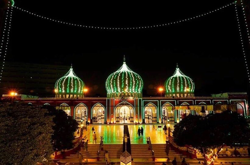 everydaykarachi's tweet photo. Celebrations for 12th Rabi-ul-Awwal 1444 Hijri — birthday of Prophet Muhammad (PBUH) — light up Karachi.

Photos:
1) Chagla Street, Kharadar by @hassaan796 
2) New Memon Masjid @smrafiq1 
3) Chagla Street, Kharadar @saad.saeed (Instagram)

#EverydayKarachi https://t.co/pVozKZ2oC8