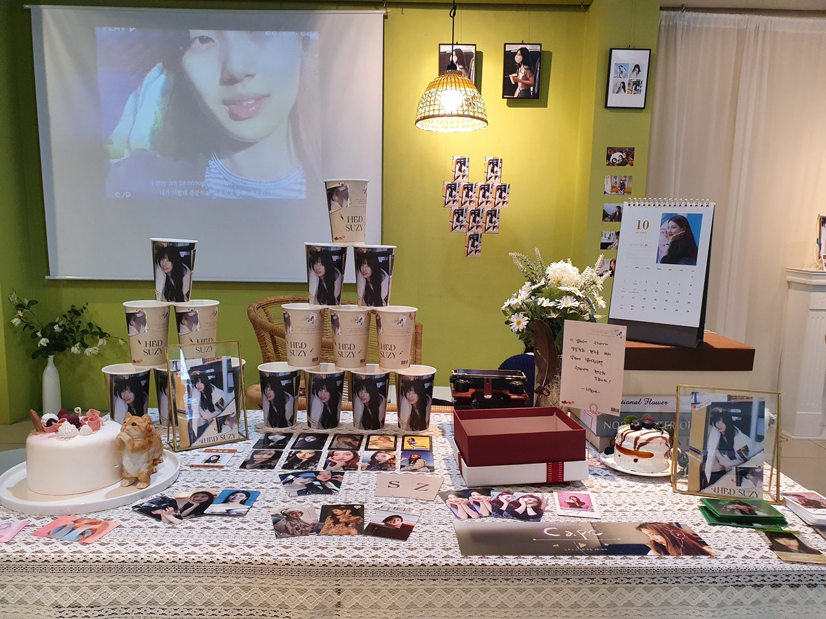 Funnylife1991's tweet photo. 내일은 방문이 어려워서 오늘 급히 방문한 수지 생일 카페 😍 너무 예뻐서 앉아만 있어도 기분 좋아지던 곳 다들 꼭 가보셔요! 

#수지 #SUZY
#MY_DEAR_SUZY 
#스물아홉_수지맞은날 https://t.co/VXeoFZd8rL