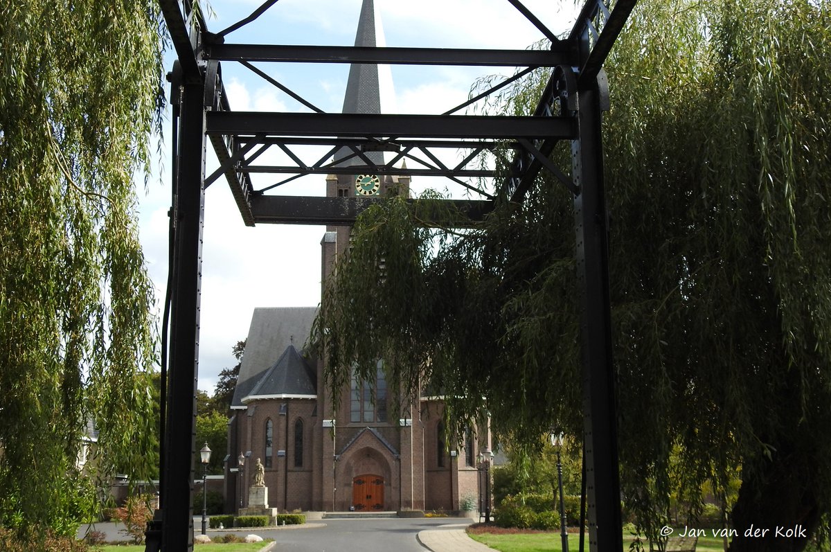 BekiekTwente's tweet photo. H. Plechelmuskerk met prachtig gebrandschilderde ramen van Jan Schoenaker. Deze glazenier en kunstschilder uit Oldenzaal ligt begraven naast deze kerk in #Saasveld.
#Soasel #Dinkelland #Twente #BekiekTwente https://t.co/aUPJnF1dOd