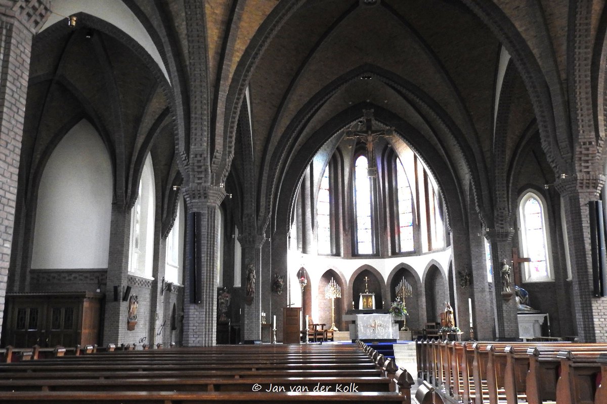 BekiekTwente's tweet photo. H. Plechelmuskerk met prachtig gebrandschilderde ramen van Jan Schoenaker. Deze glazenier en kunstschilder uit Oldenzaal ligt begraven naast deze kerk in #Saasveld.
#Soasel #Dinkelland #Twente #BekiekTwente https://t.co/aUPJnF1dOd
