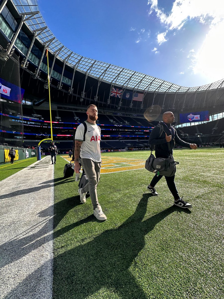 NFLUKIRE's tweet photo. 🏈 🤝 ⚽️

#NFLUK https://t.co/CijVt2RscF