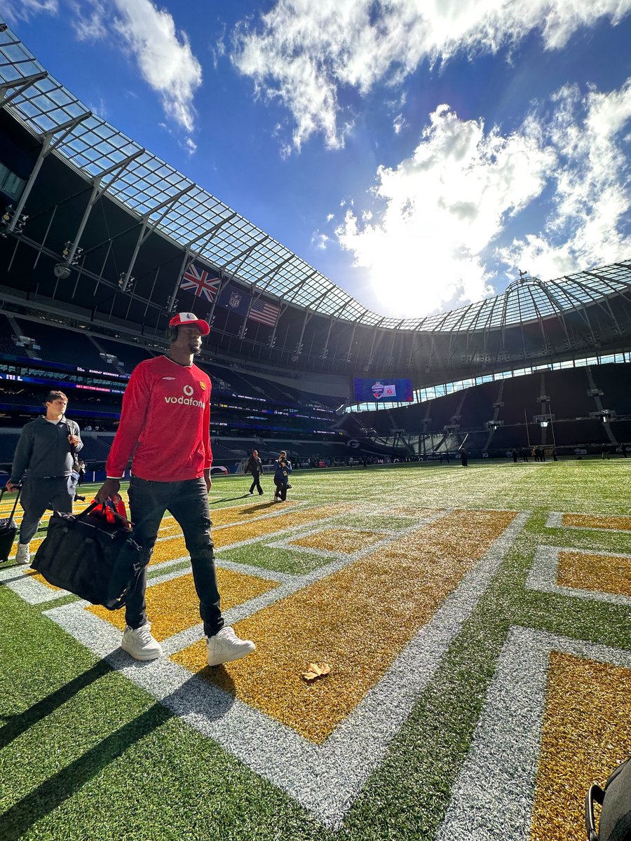 NFLUKIRE's tweet photo. 🏈 🤝 ⚽️

#NFLUK https://t.co/CijVt2RscF