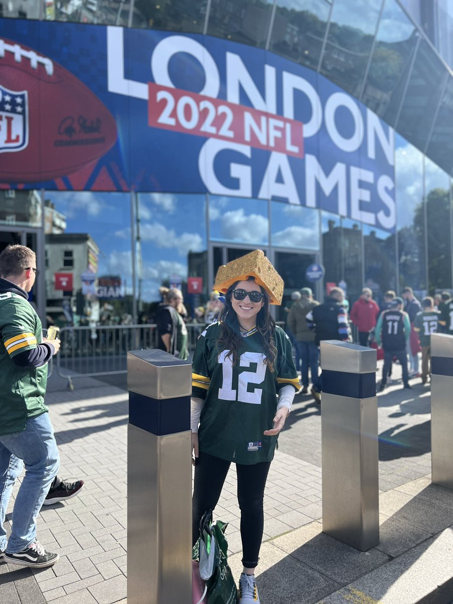 cdelgado10's tweet image. WHATS HAPPENING OMG I’M HERE!!! Pretty confident I’m the only one with a full glitter cheesehead. Come say heyyy!!  @cheeseheadtv  @1919packerbabes #gopackgo #NYGvGB