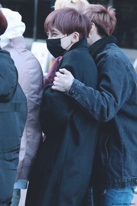 표류류 참새 레전드... 2번째 사진 정한이가 넘 추워 해서 뒤에서 준휘가 자기 외투로 감싸 안아주고 있는 거래ㅜ 넘 다정하고 따뜻햐